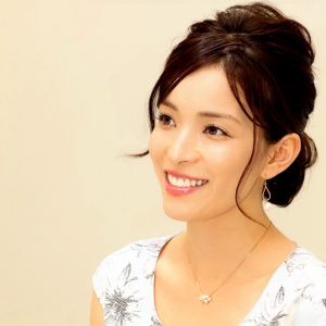 宮澤美保 深川栄洋監督と女優 宮澤美保が結婚 ２２日 夫妻で登壇 News News ニュース